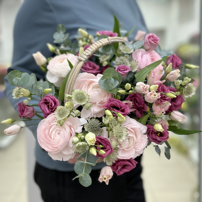 Эустомы и розовые ранункулюсы в маленькой корзине